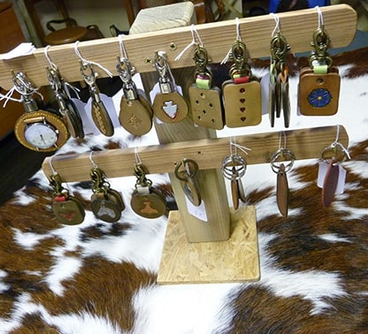fabrication porte clés en cuir dans la Sarthe